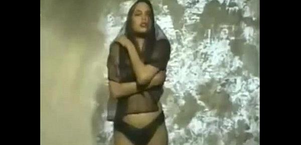  Angelina Jolie Rare Bikini Photoshoot